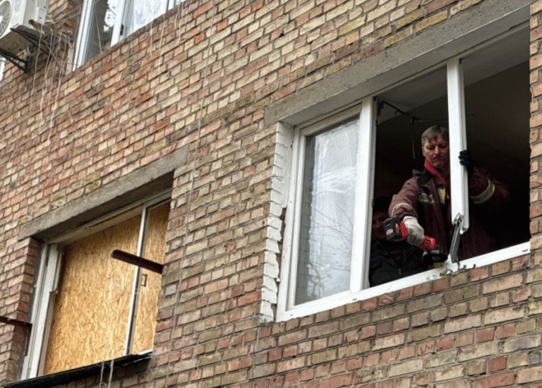 Повернення до життя: як кияни ремонтують 2000 вікон після атак – ФОТО