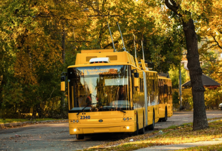 Нові дводенні маршрути: зміни у русі автобусів та тролейбусів у Києві