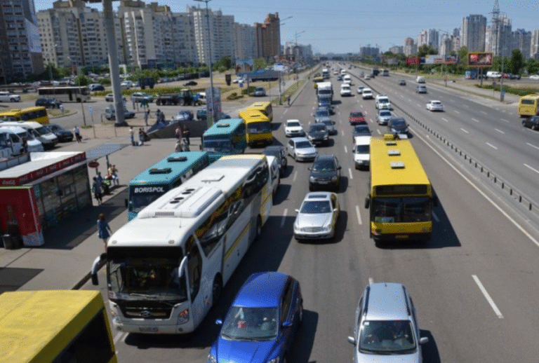 Транспортні затори та присутність поліції: які ділянки Києва важко проїхати зараз?