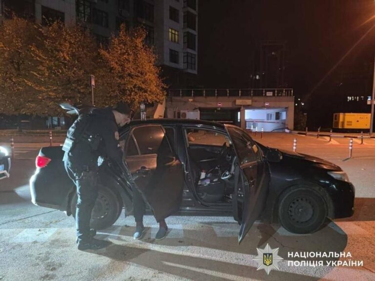 Поїздка по Києву обернулася затриманням: деталі у салоні авто шокували поліцейських