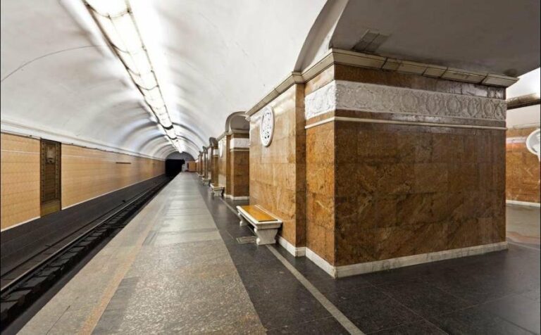 Київські зміни: пішоходи, затори та «зелена хвиля» біля станції метро «Університет»