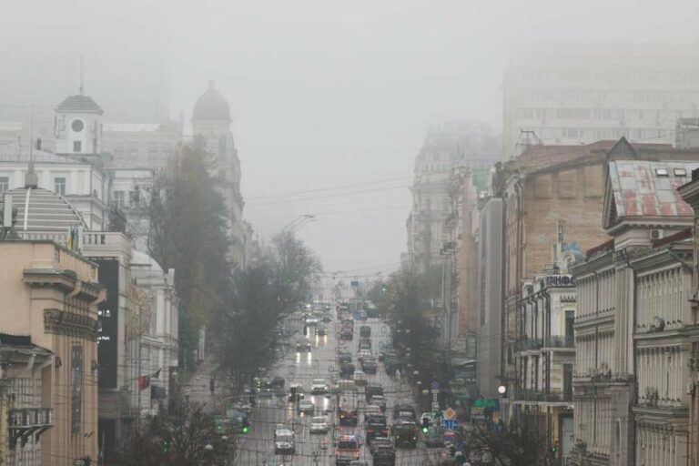 Туман накрив Київ: увагу водіїв і пішоходів привернули попередження про небезпеку
