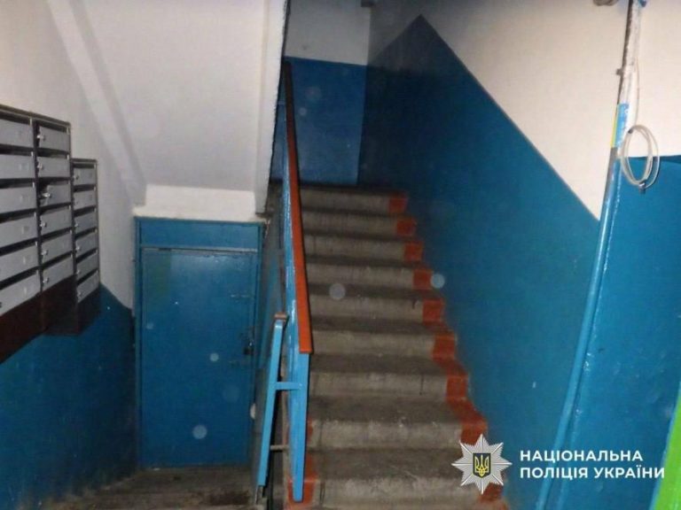 Алкоголь і конфлікти: у Києві спіймали чоловіка з автоматом у під’їзді