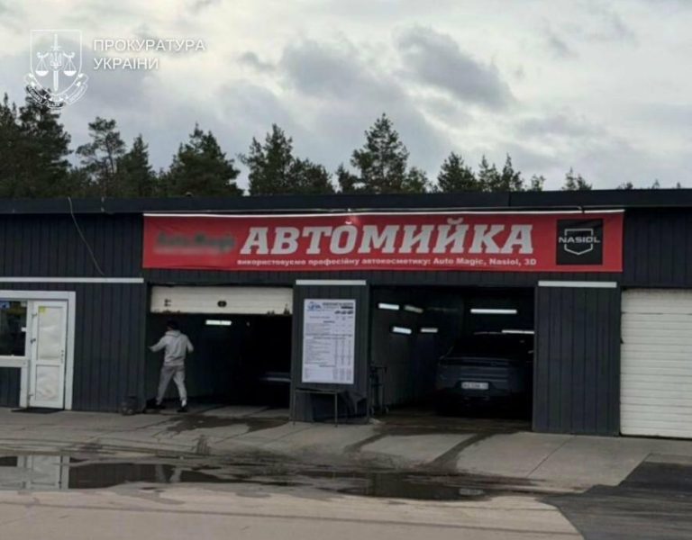 У Києві на самовільно захопленій ділянці збудували автомийку без документів