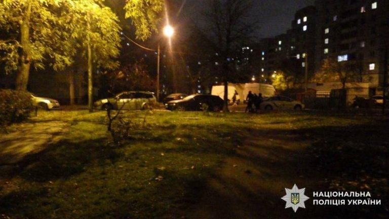 «Виховний» конфлікт у Києві: спроба втручання закінчилася різаною раною