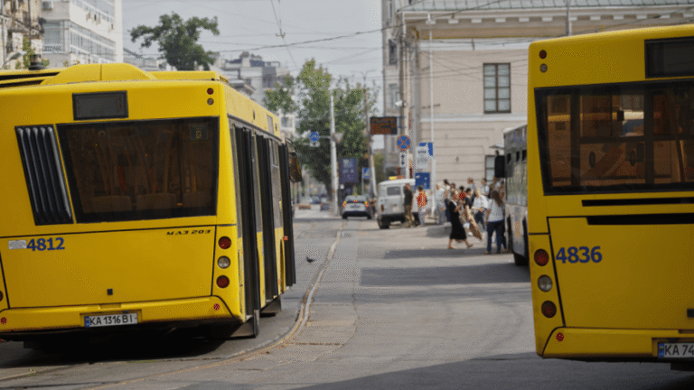 У Києві змінюють маршрути: автобуси та тролейбуси переорієнтуються на нові шляхи