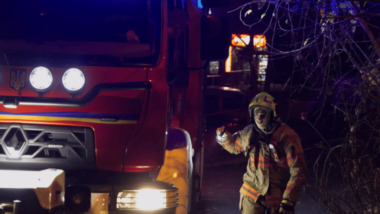Київ у водяному полоні: прорив водогону затопив двори і зруйнував припарковані машини
