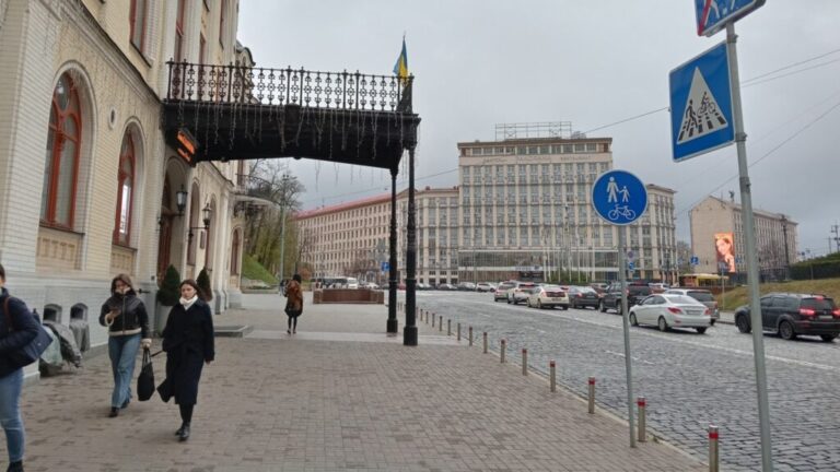 У центрі Києва біля філармонії створено інклюзивний перехід та нову велодоріжку