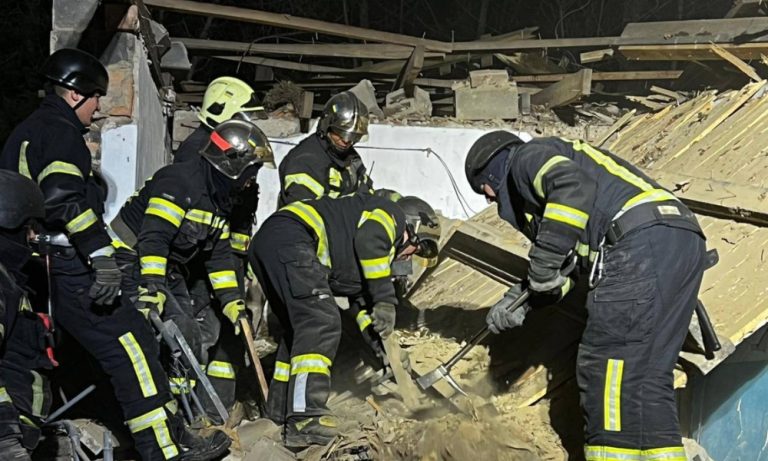 Ракетний обстріл Київської області: четверо поранених, включаючи дитину, пошкодження будівель та автомобілів