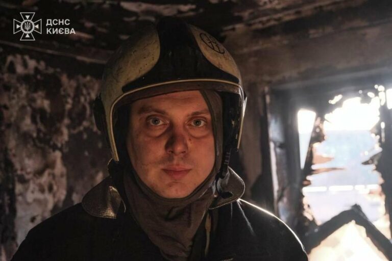 Вогняна хоробрість: київський рятувальник в обіймах руїн своєї хати