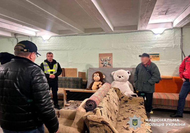 У Києві пенсіонерка перешкодила входу до укриття для матері з дитиною та отримала адмінпокарання