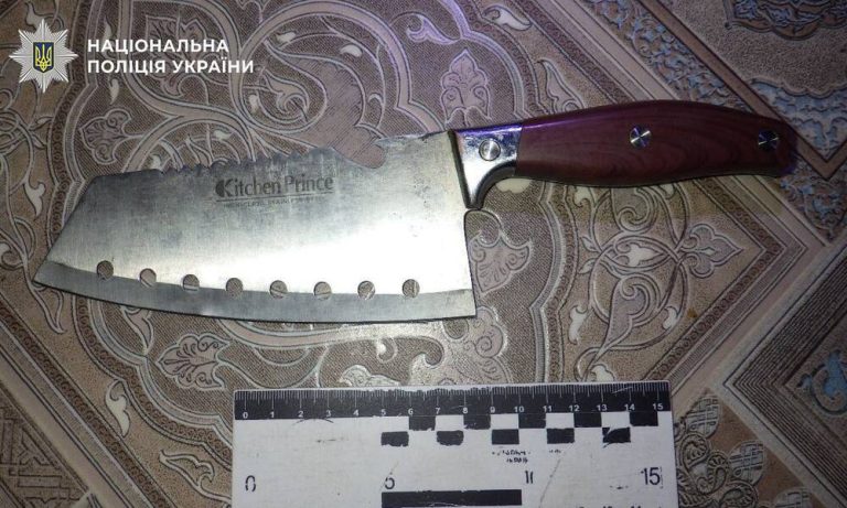 У Києві п’яний батько під приводом захисту дитини напав з ножем на перехожого через зауваження