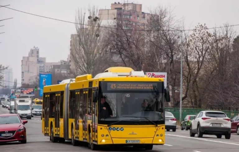 Київ у транспортному колапсі — частина маршрутів курсуватиме за оновленими схемами
