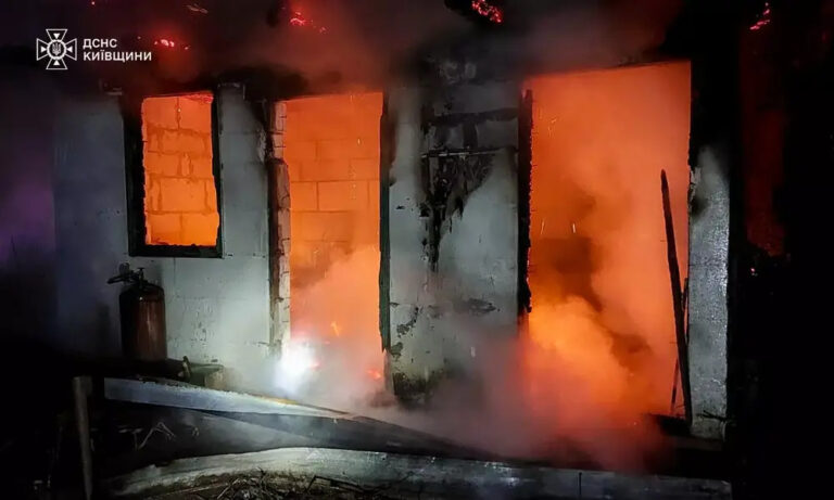 На Київщині вогонь забрав життя чоловіка: будівля знищена за лічені хвилини