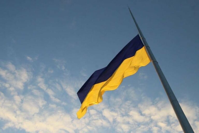 Зникнення гігантського прапора в Києві: національний символ “потаївся”