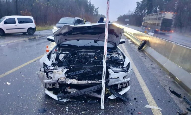 На Київщині водій у нетверезому стані вивів автомобіль з ладу, спричинивши пожежу: четверо постраждалих, серед яких двоє дітей