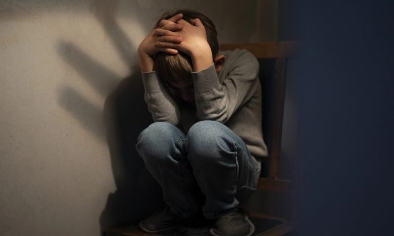На Київщині судитимуть чоловіка з ВІЛ, туберкульозом і гепатитом, підозрюваного у злочині проти 11-річного хлопчика