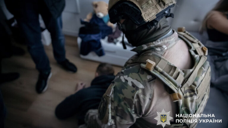 У Києві розкрили потужну криптошахрайську схему: злочинці «збагачувалися» більше ніж на $1,4 млн, обманюючи європейців