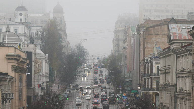 Київ оповитий густим туманом: видимість знижена до 500 метрів