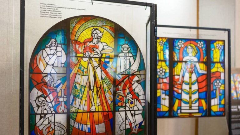 «Крихкі витвори: у Києві презентують знищені Росією вітражі Алли Горської з Маріуполя»