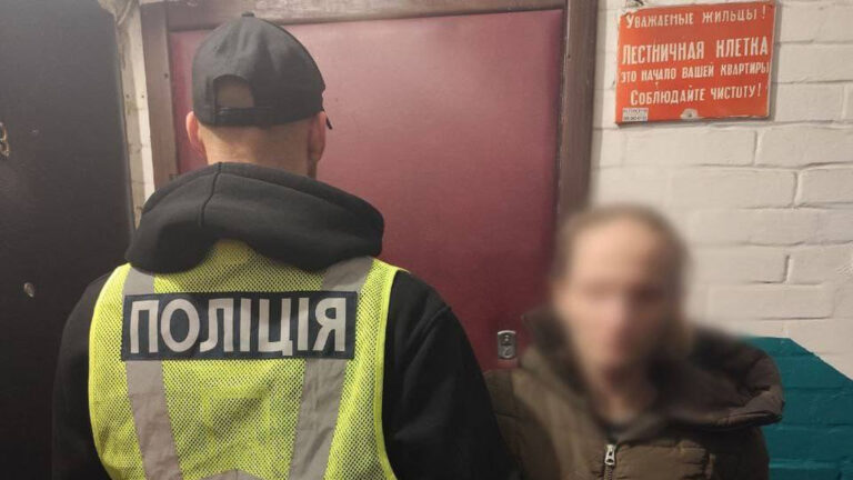 У Києві жінка продавала наркотики прямо з вікна — поліція розкрила подробиці схеми