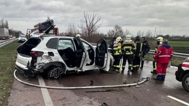 BMW потрапив в аварію на трасі Київ – Харків: двоє загиблих та одна травмована