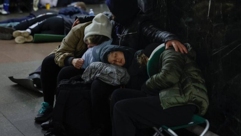 Київське метро: близько 20 тисяч людей сховалися під час нічної атаки