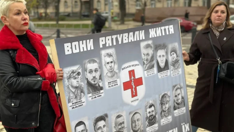 Київ вшанував пам’ять 27 ув’язнених журналістів: інсталяція на Софійській площі