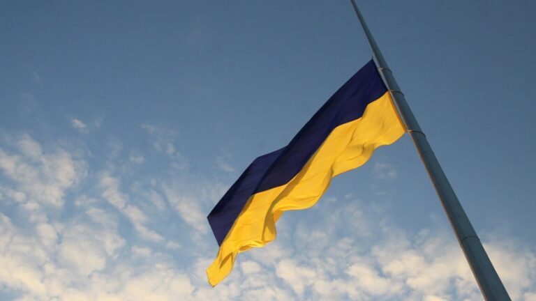 У Києві через штормовий вітер приспустили державний прапор України