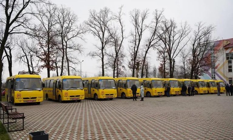 Чергова партія шкільних автобусів для громад Київщини забезпечить доступ до освіти понад 34 тисячам дітей