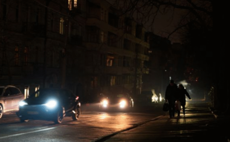 Залишайтеся під світлом: план відключень в Києві на 2 листопада