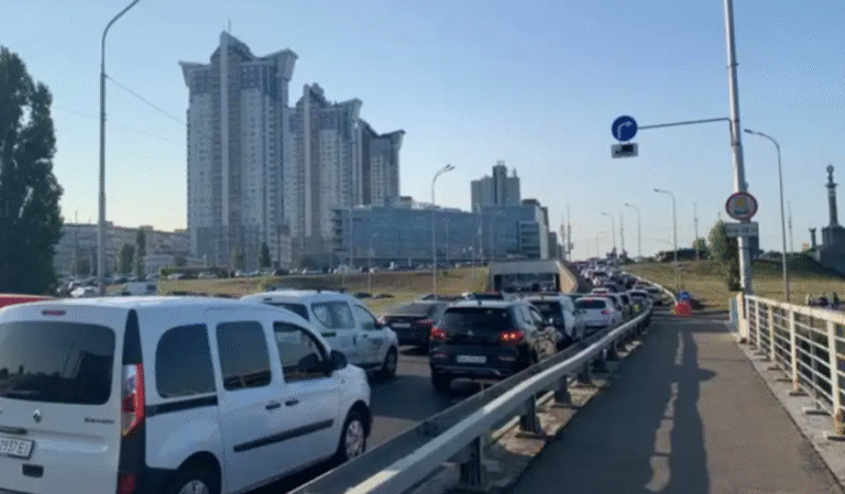 Пробки та зупинка руху: в Києві введено нові обмеження на дорога.