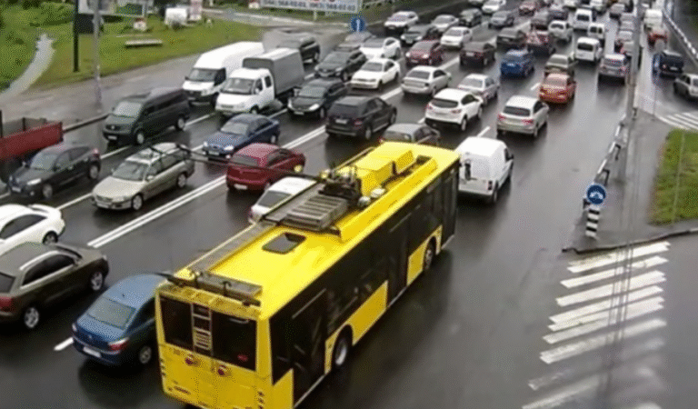 Київська магістраль у заторах: поліція вжила заходів для обмеження руху