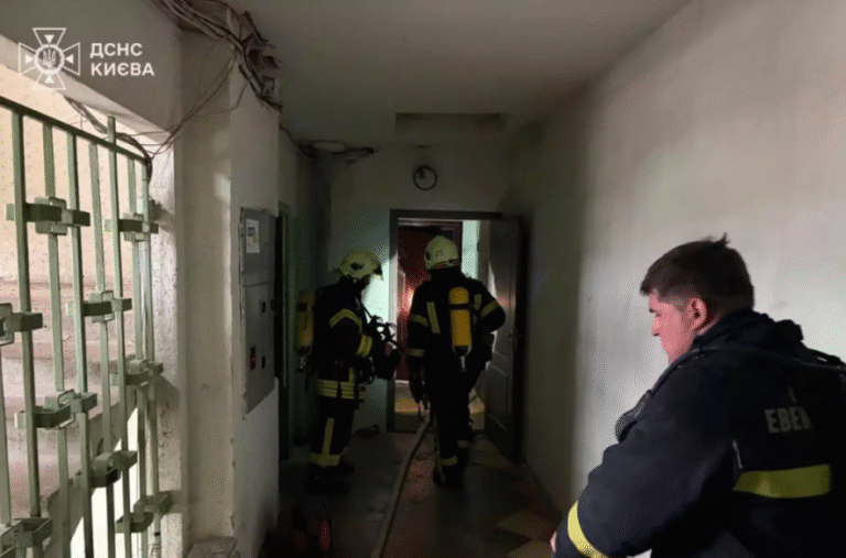 Димова завіса на даху київської багатоповерхівки: останні події та фото з місця подій