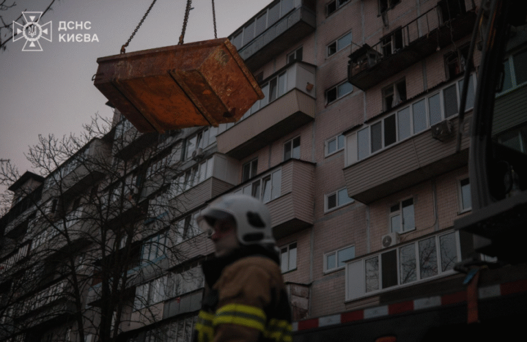 Київ після обстрілу: руйнування на місці вибуху та велика евакуація населення