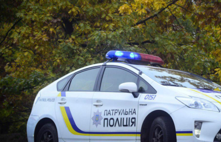 Київщина: чоловік намагався купити свободу від злочину грошима на вулиці