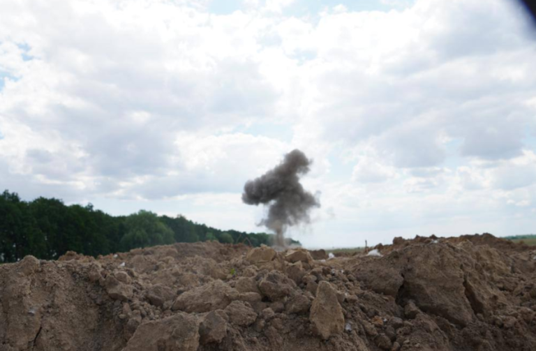 Потужні вибухи й чорний дим на Київщині — оголошено вибухову небезпеку