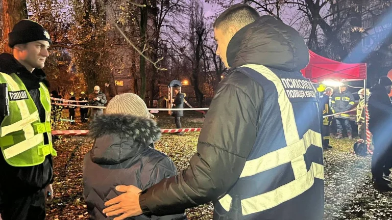 У Києві поліція розслідує випадок, коли матір з дитиною виштовхнули з укриття