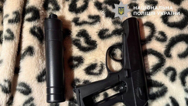 У Києві погрожували $50 000 з іграшкою-пістолетом