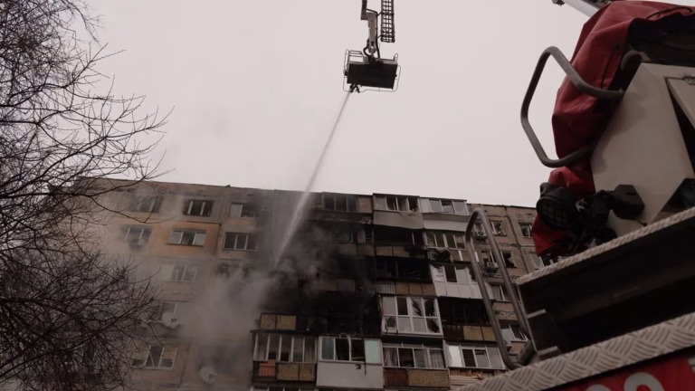 Камера патрульного зафіксувала порятунок хлопчика з-під завалів у Києві