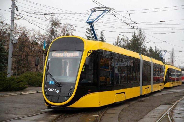 Київські трамваї й автобуси відновили рух за звичними схемами
