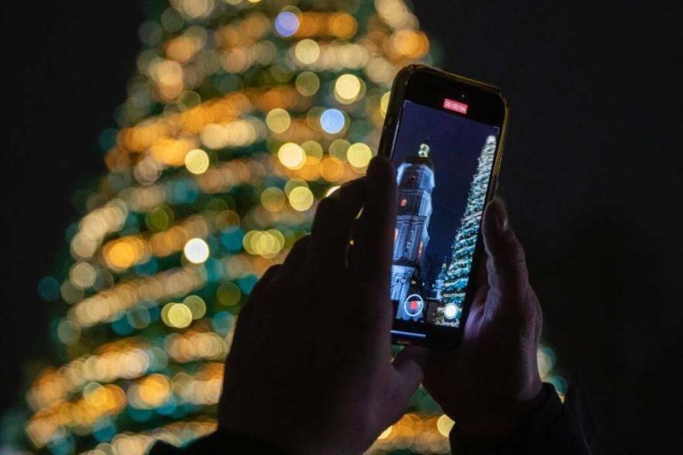 У Києві запалала новорічна магія — 16-метрова ялинка засяяла вогнями