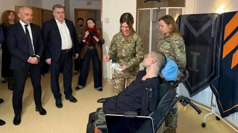 У Києві спалахнув скандал через відмову банку видати картку військовому без рук