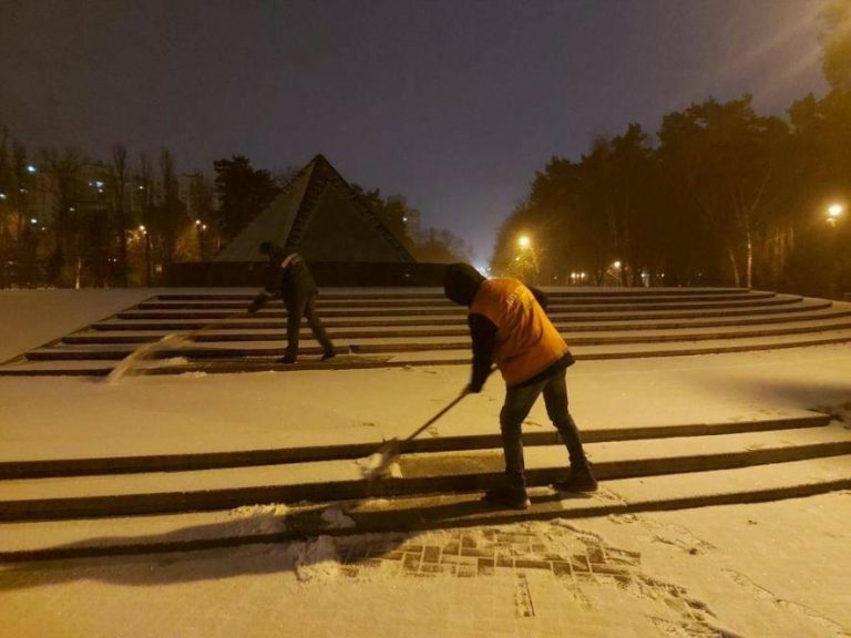 Київ у сніговій блокаді — сотні працівників і десятки машин розчищають дороги