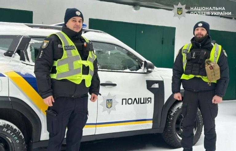 У київських заторах поліцейські допомогли жінці народити немовля