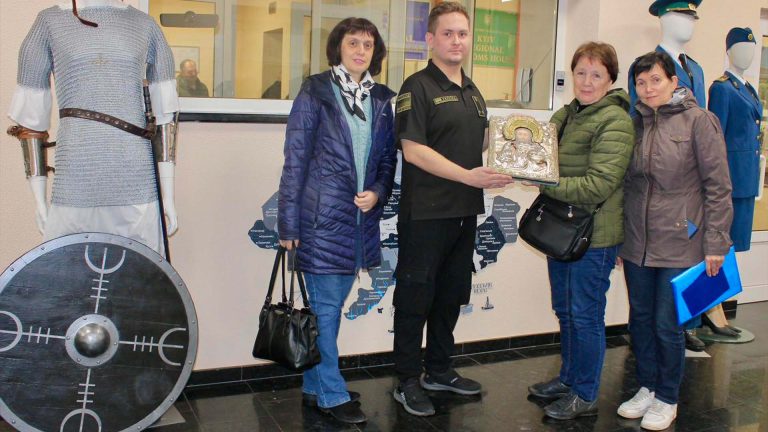 Київська митниця повернула 13 раритетів порцеляни Гарднера до музейних зібрань