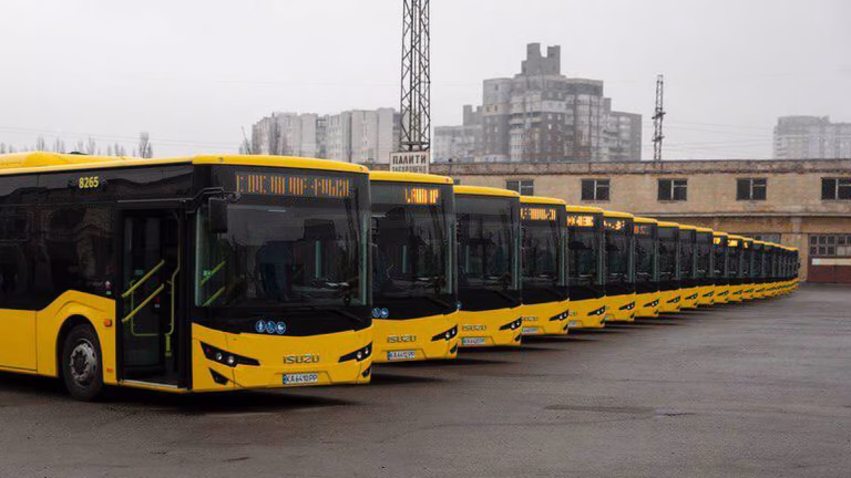 На вихідних у Києві перекроять рух понад десяти автобусів і тролейбусів — які маршрути зміняться