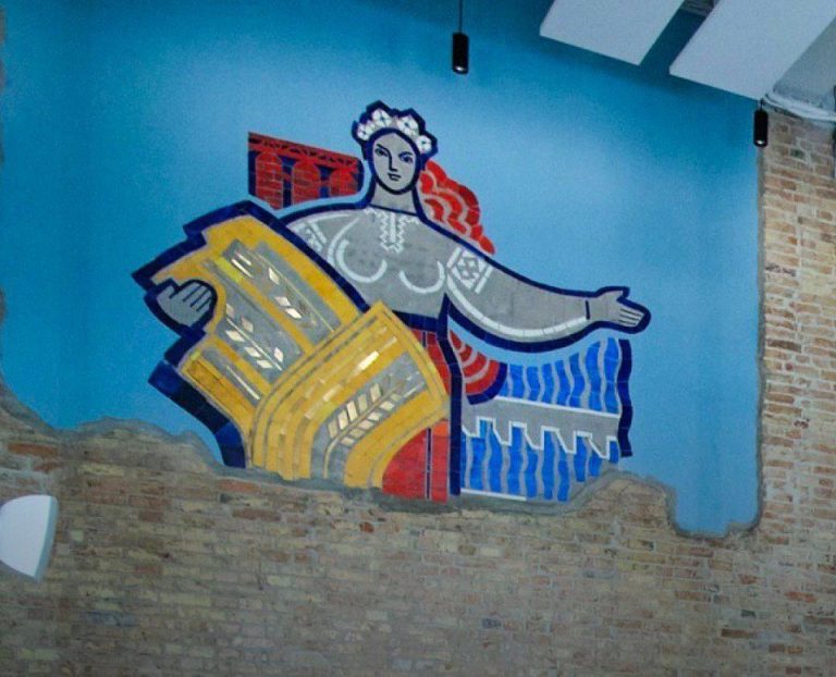 На фасаді Київського річкового вокзалу повернули блиск історичним мозаїкам