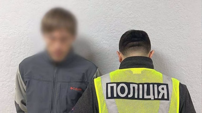 Поліція затримала підозрюваного у задушенні знайомого металевими кайданками під час застілля в Києві