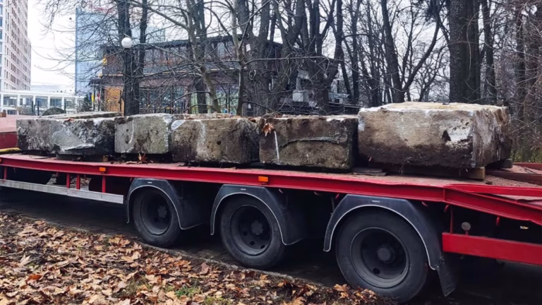 У Києві зняли постаменти трьох радянських пам’ятників